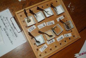 小学生の食育で、砂糖の味比べとお干菓子作り